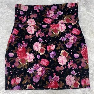 Black floral mini skirt 💕